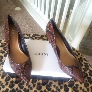Brand new women's pumps size 10